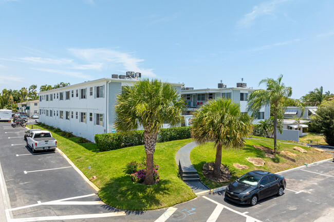 Lake Osborne Towers in Lake Worth, FL - Building Photo - Building Photo