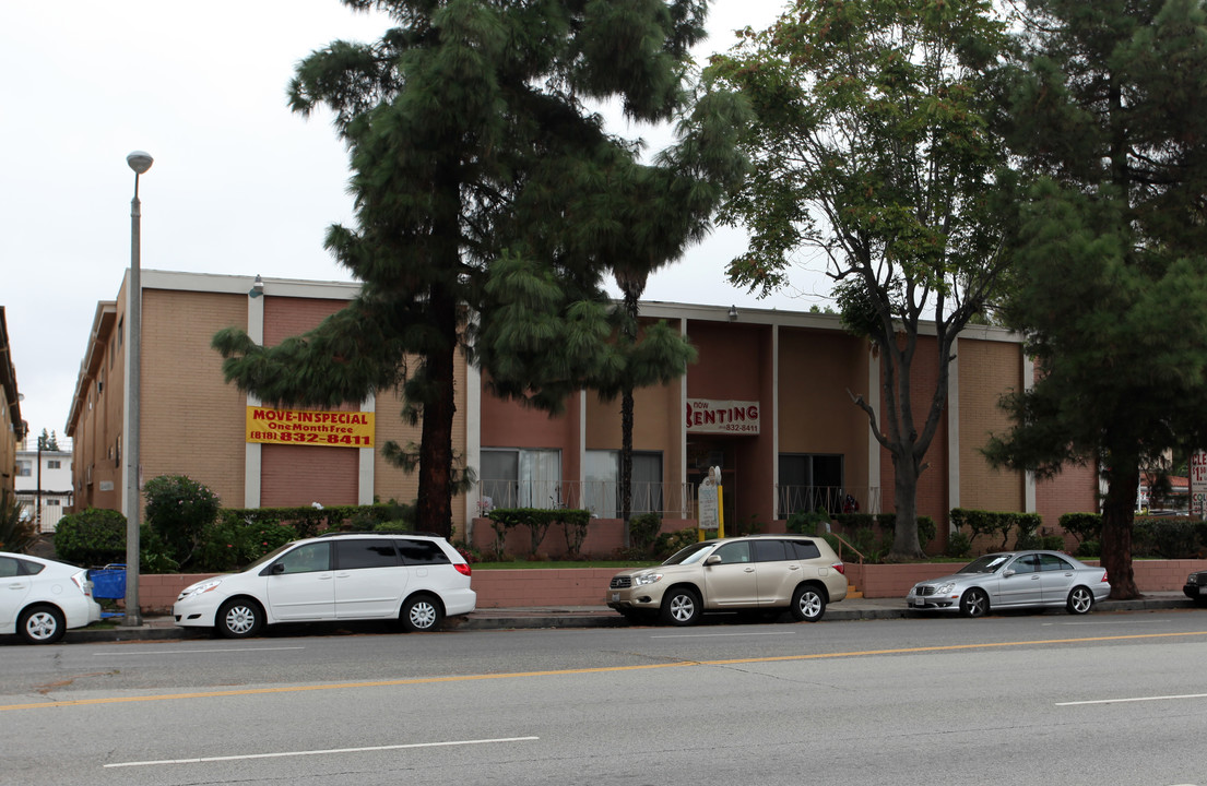 Northridge Pointe in Northridge, CA - Building Photo