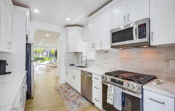 2526 W MacArthur Blvd in Santa Ana, CA - Building Photo - Building Photo