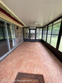 402 Colonial Dr photo'