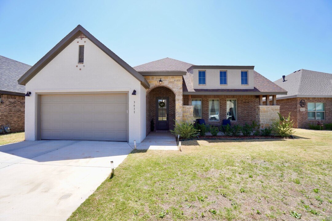 3611 121st St in Lubbock, TX - Building Photo