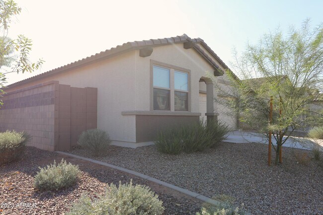 5719 W Encinas Ln in Phoenix, AZ - Building Photo - Building Photo