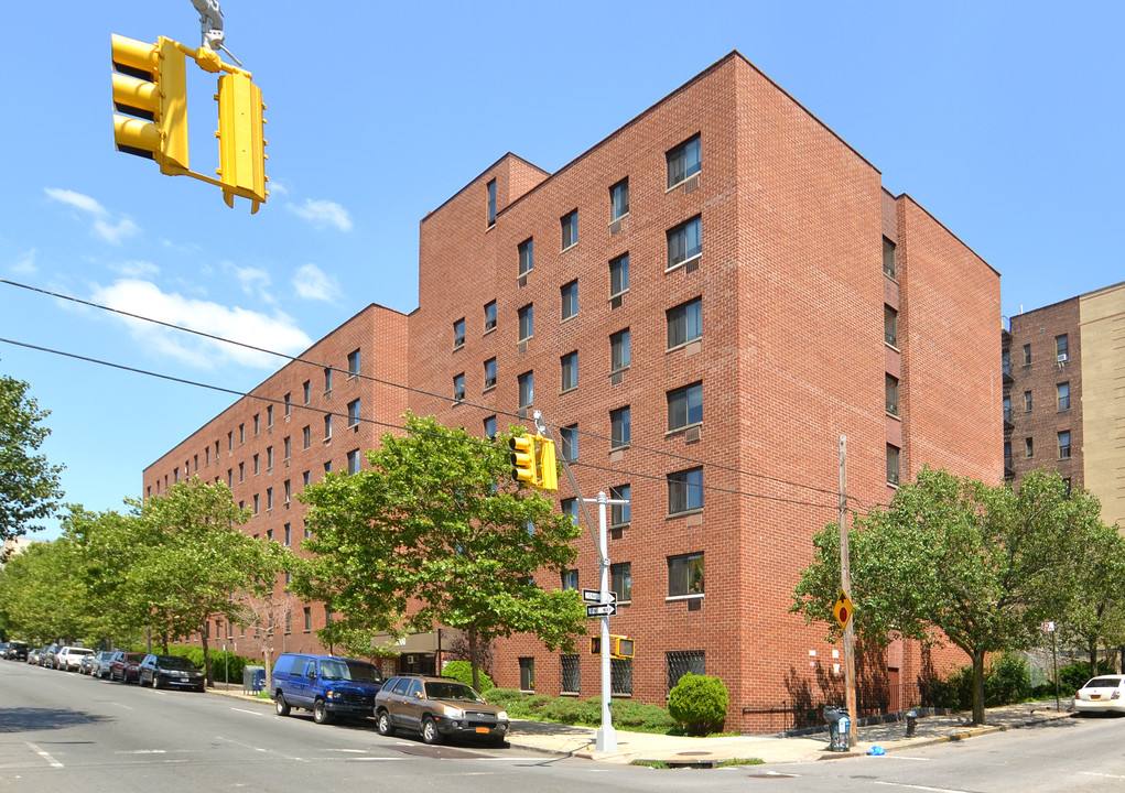 2000 Washington Ave in Bronx, NY - Building Photo