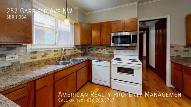 257 Garfield Ave NW in Grand Rapids, MI - Building Photo - Building Photo