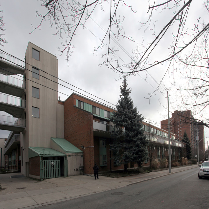 101 Bleecker St in Toronto, ON - Building Photo