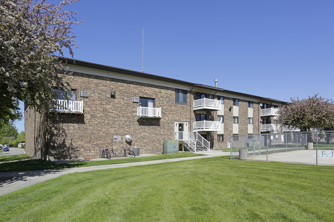 Green Acres Apartments in East Grand Forks, MN - Building Photo - Building Photo