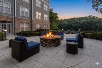 Merion Riverwalk Apartment Homes in Shelton, CT - Foto de edificio - Building Photo