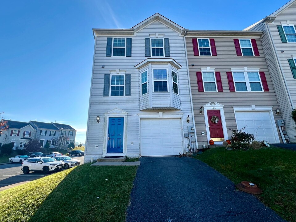 198 Dunrobin Dr in Martinsburg, WV - Building Photo