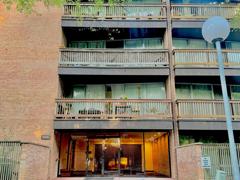 5600 Hillcrest Ln in Lisle, IL - Building Photo