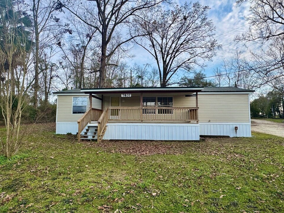 7837 Lake Seminole Rd in Sneads, FL - Foto de edificio