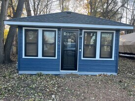 3975 Sunset Dr in Spring Park, MN - Building Photo