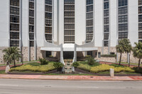 Tower House in Miami Beach, FL - Foto de edificio - Building Photo