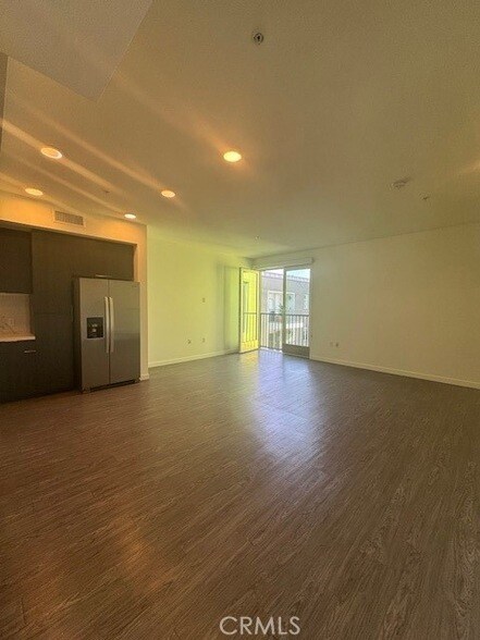 5750 Hollywood Blvd, Unit 739 in Los Angeles, CA - Building Photo - Building Photo