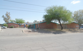 1050-1088 E Navajo Rd in Tucson, AZ - Building Photo - Building Photo