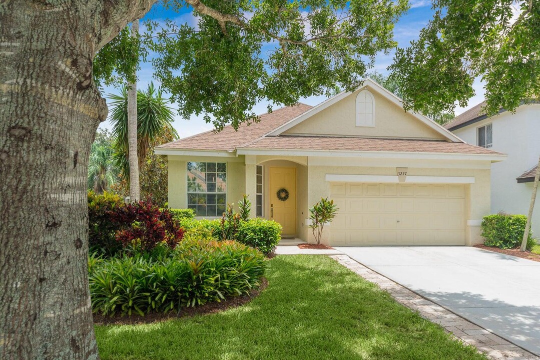 3237 SW Solitaire Palm Dr in Palm City, FL - Building Photo