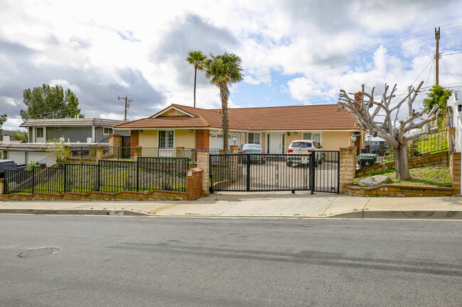 13877 Graber Ave in Sylmar, CA - Building Photo - Building Photo