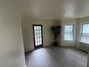 100 Earle Ave in Lynbrook, NY - Foto de edificio - Building Photo
