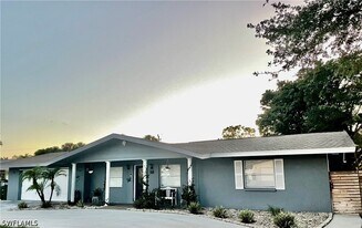 235 Cypress Way W in Naples, FL - Building Photo