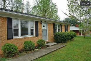 2285 Giles Dr SE in Christiansburg, VA - Building Photo