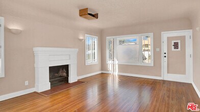 6180 Oak Crest Way in Los Angeles, CA - Building Photo - Building Photo