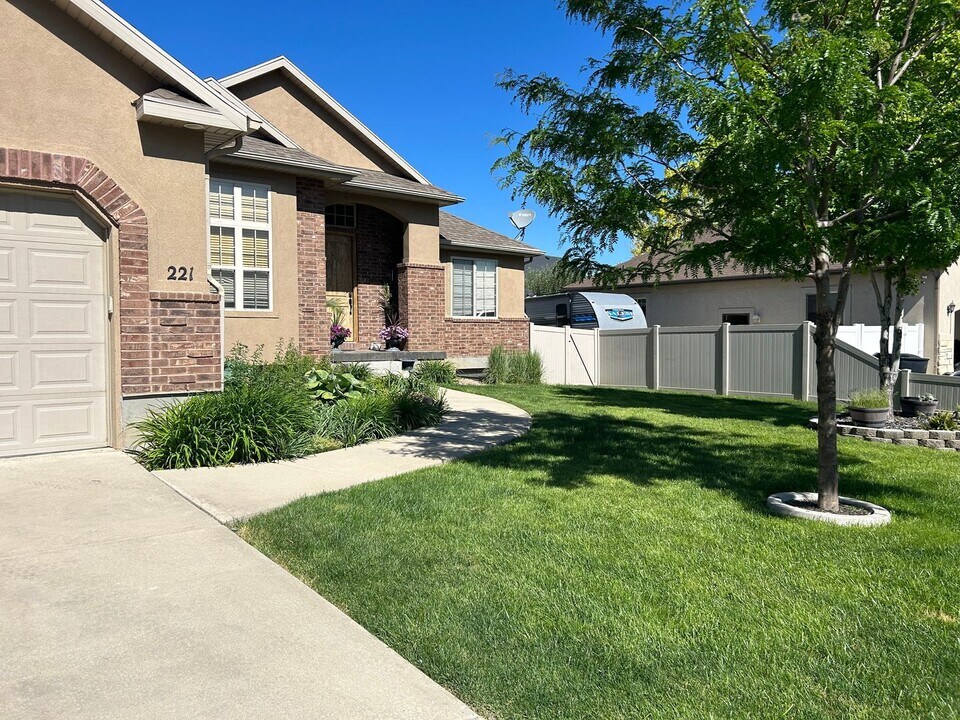 221 780 E in Salem, UT - Building Photo