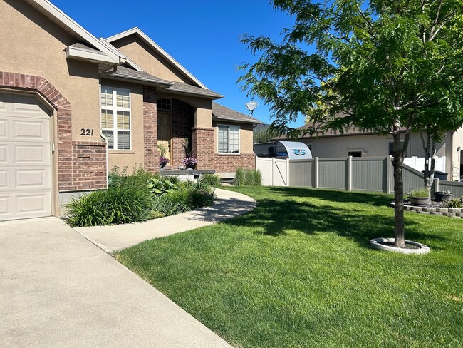 property at 221 780 E