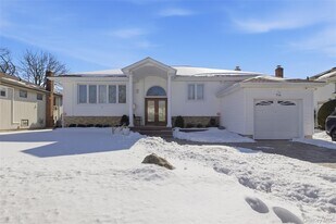 716 Park Ln in Valley Stream, NY - Building Photo