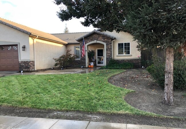 1121 Oak Ave in Fowler, CA - Building Photo - Building Photo