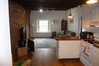 42 Market St, Unit Apt #2 in Portsmouth, NH - Building Photo - Building Photo