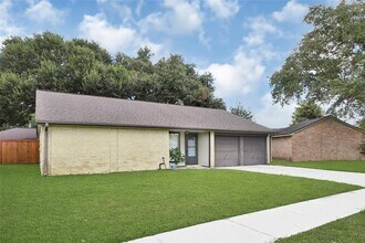 10007 Oakmont Dr in La Porte, TX - Building Photo - Building Photo