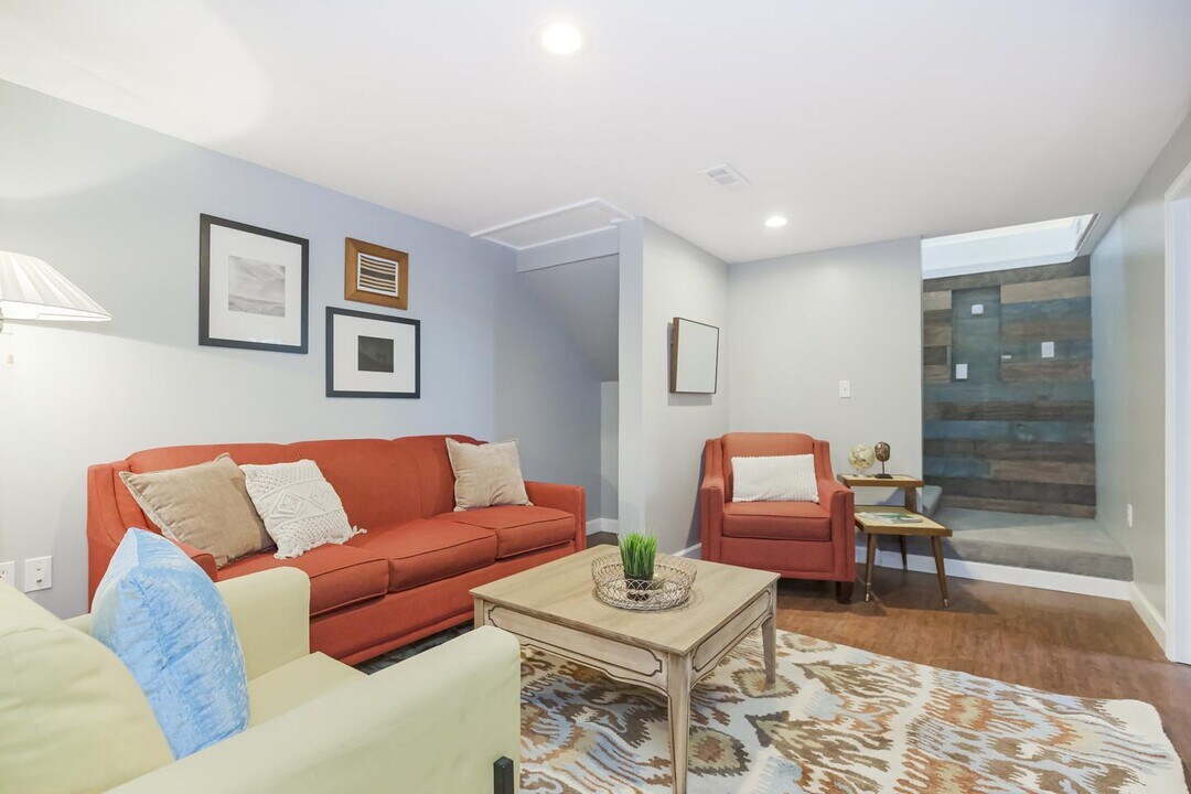 300 SE Chicago St in Blue Springs, MO - Foto de edificio