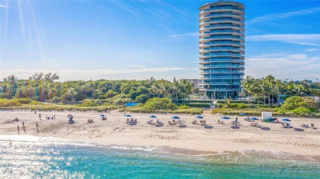8701 Collins Ave, Unit 1003 in Surfside, FL - Foto de edificio - Building Photo