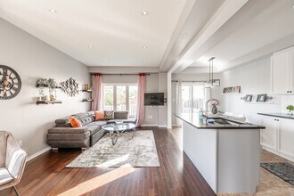 825 N Service Rd in Hamilton, ON - Building Photo - Building Photo