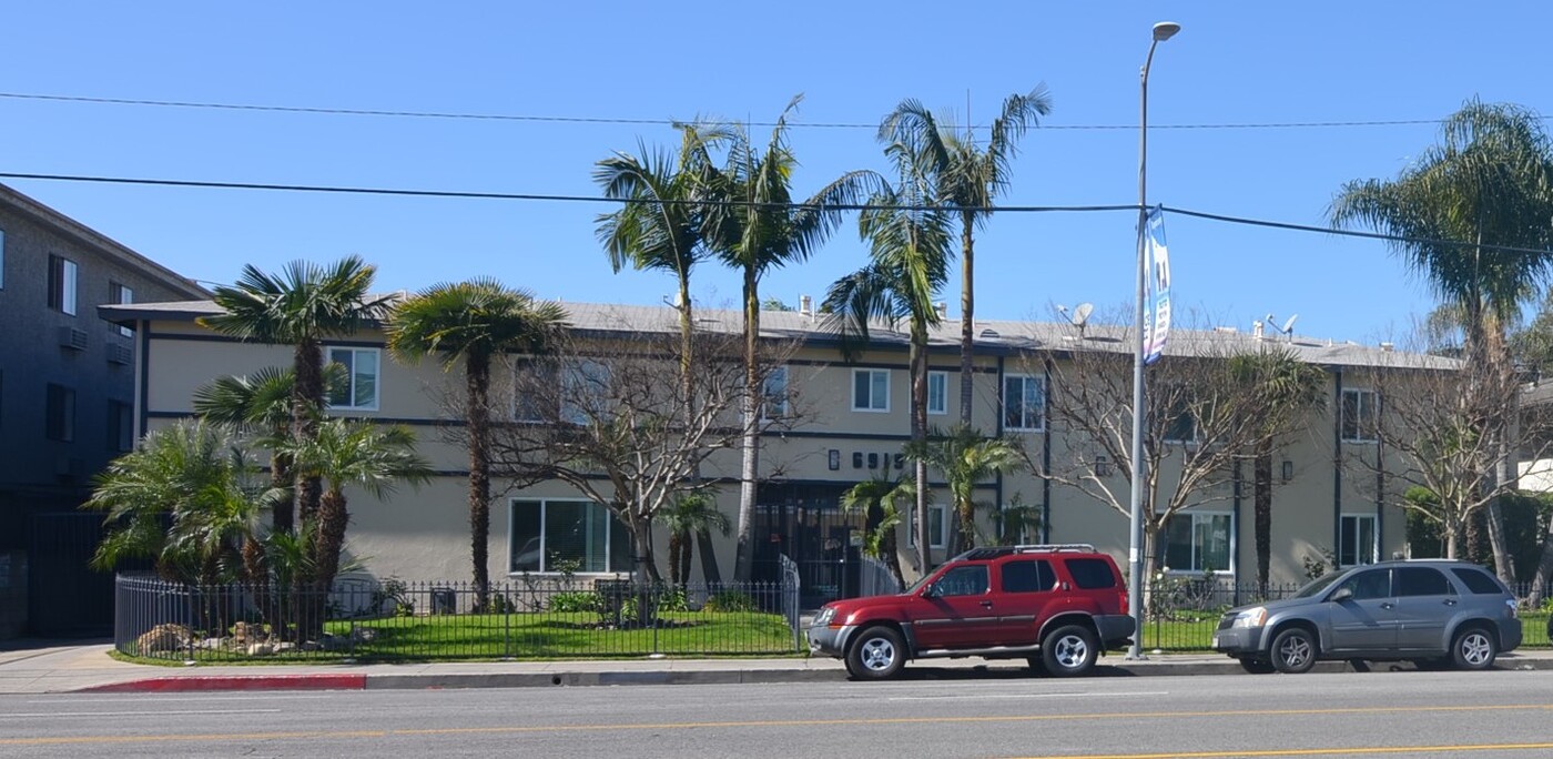 6919 Sepulveda Apartment in Van Nuys, CA - Building Photo