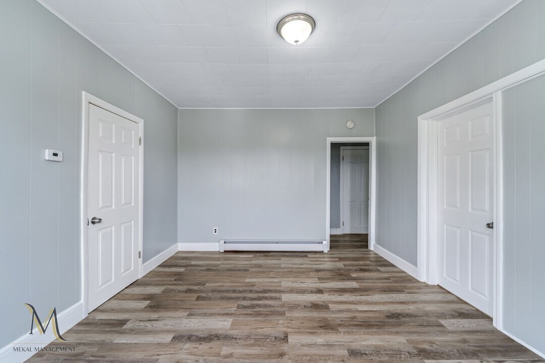 27 Hillman St in Chicopee, MA - Building Photo