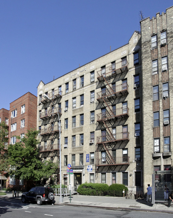 2933 Grand Concourse in Bronx, NY - Foto de edificio