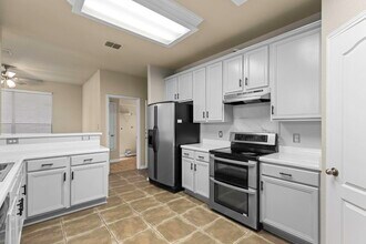 419 Coyanosa Falls in San Antonio, TX - Foto de edificio - Building Photo