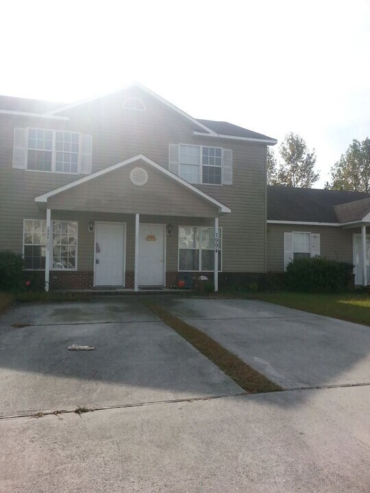 1994 W Brandymill Ln in Jacksonville, NC - Building Photo