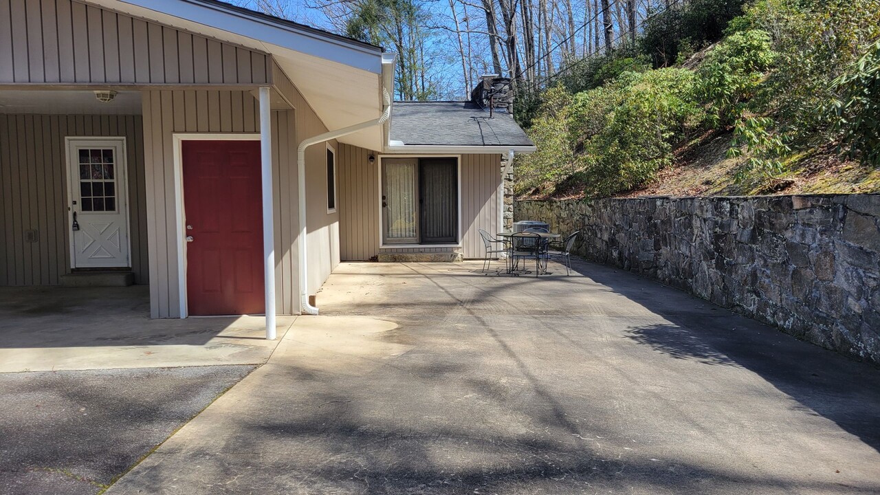 223 Cherry St in Sylva, NC - Foto de edificio