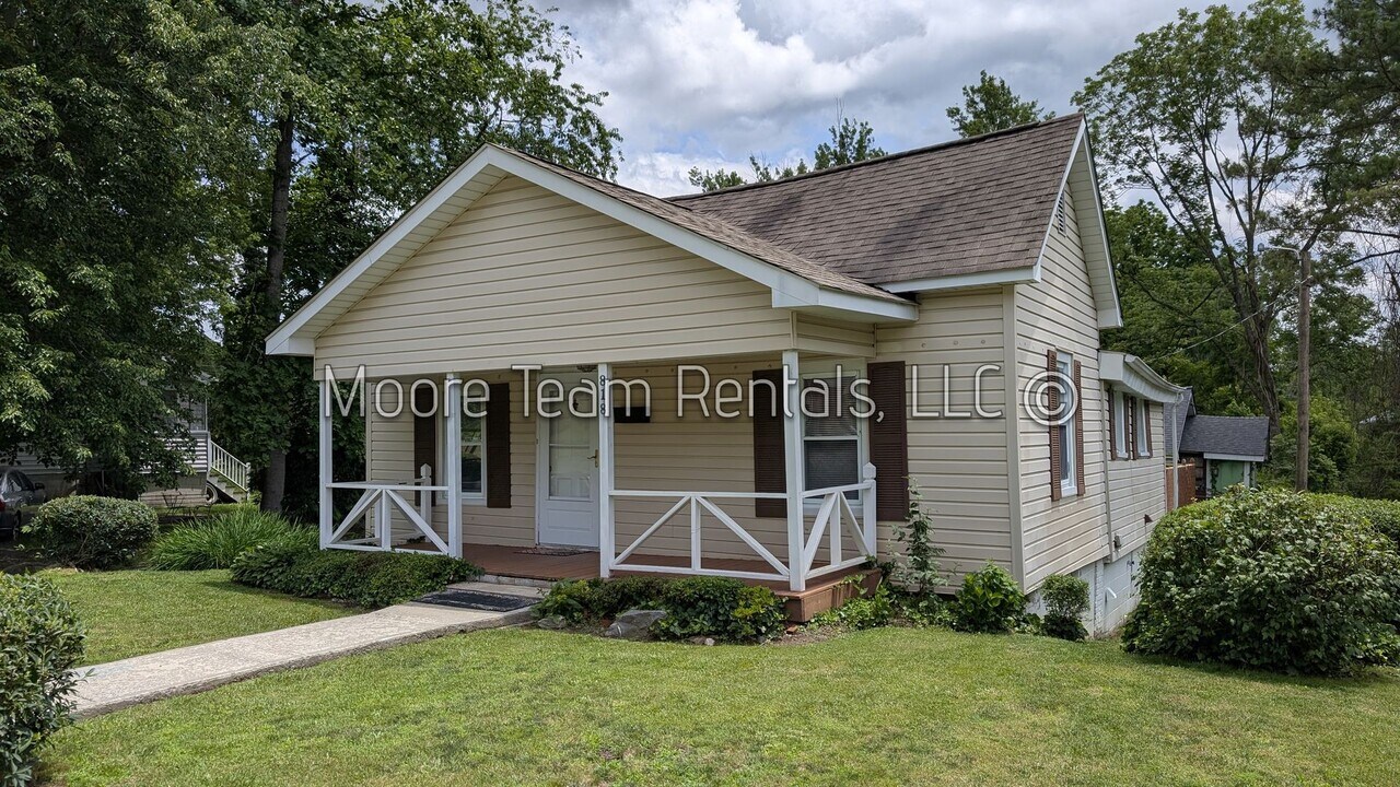 818 3rd Ave W in Hendersonville, NC - Foto de edificio
