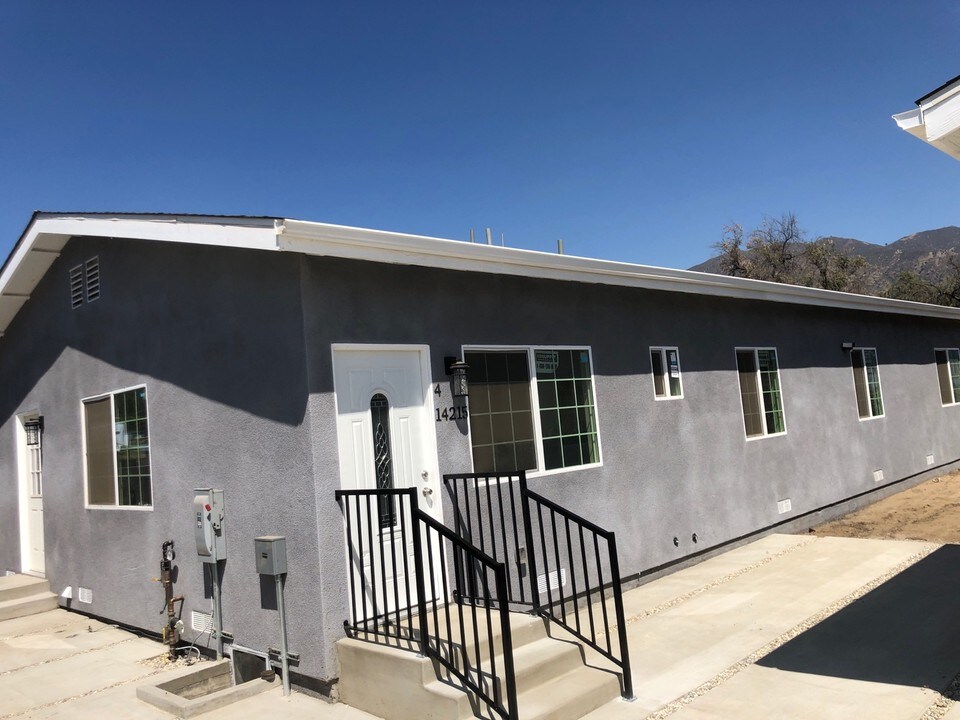 14215 Polk St, Unit 4 in Los Angeles, CA - Building Photo