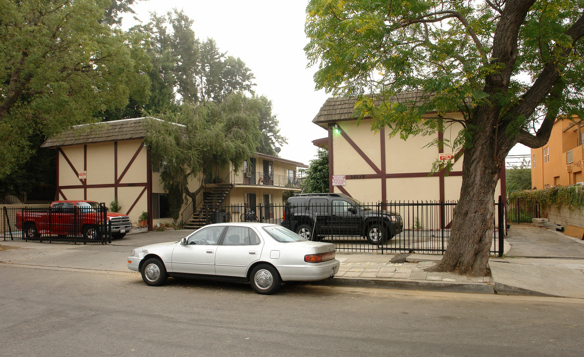 14118-14122 Calvert St in Van Nuys, CA - Building Photo