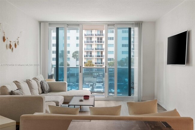 7501 E Treasure Dr, Unit 2L in North Bay Village, FL - Building Photo - Building Photo