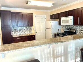 87 Winchester Way in Franklin Township, NJ - Foto de edificio - Building Photo