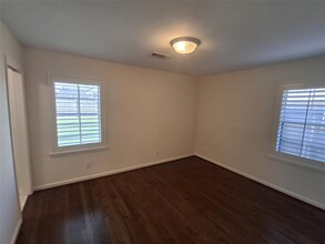 5118 Viking Dr in Houston, TX - Building Photo - Building Photo