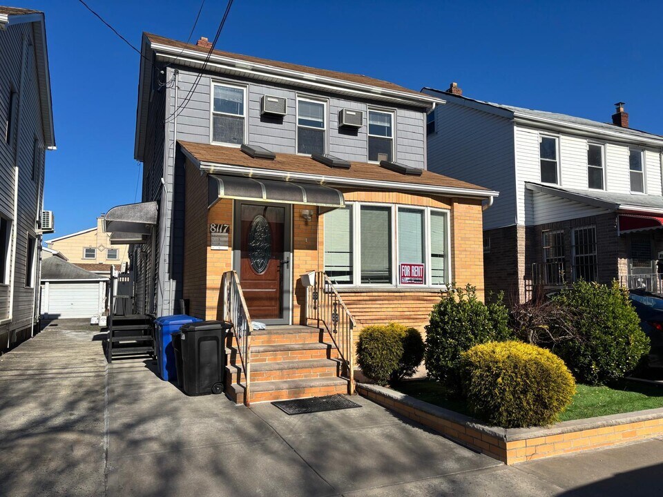 81-17 164th Pl in Queens, NY - Building Photo