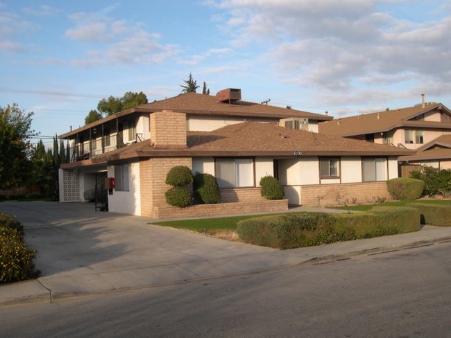 6100 Stockdale Hwy in Bakersfield, CA - Building Photo - Building Photo