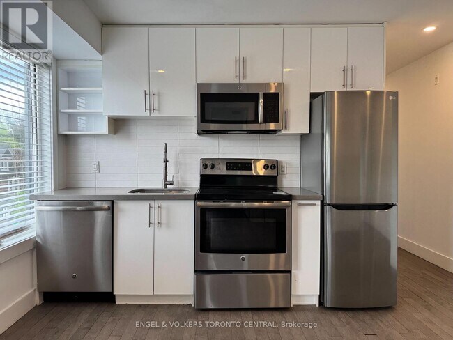 1415-1415 Gerrard St E in Toronto, ON - Building Photo - Building Photo