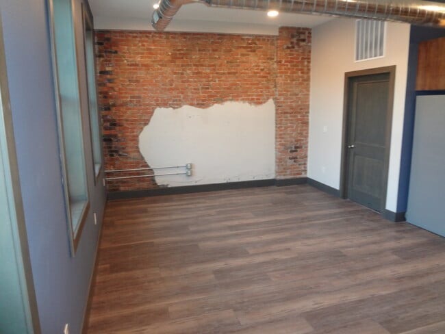 320 E Main St, Unit 200 in Ottumwa, IA - Foto de edificio - Building Photo