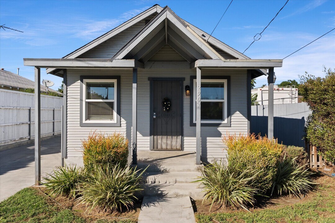 2907 E Sawyer St, Unit A in Long Beach, CA - Building Photo